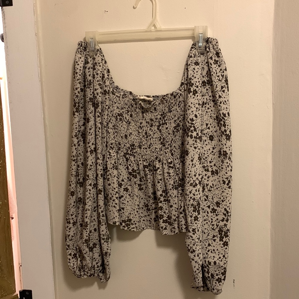Off the shoulder stretched material floral cropped blouse. Good condition.